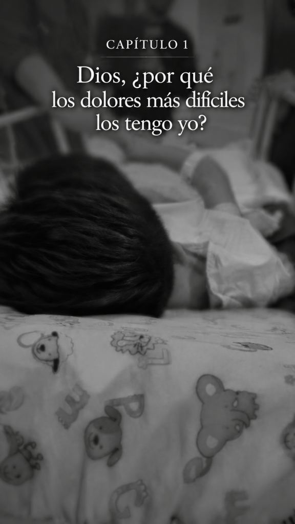 Imagen en blanco y negro que muestra a una persona en una cama de hospital, con un dedo en su frente, mientras otra persona le sostiene la mano. En el fondo, hay un envase de suero y una sonrisa de un niño en la manta.